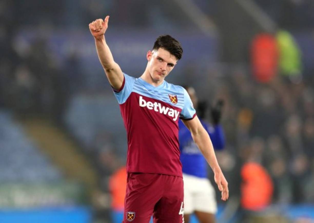 El centrocampista del West Ham, Declan Rice, es una de las perlas que tiene el mercado de fichajes inglés. El pivote de 21 años es un fijo en las alineaciones del técnico David Moyes y ha llamado la atención de los 'grandes' de la Premier. El Chelsea sigue a Rice desde hace tiempo pero ahora se ha unido a la puja el Manchester United.<br/><br/>Según 'Mirror' el club de Old Trafford maneja unos informes muy favorables para reforzar la medular del equipo. Además cuentan que Alex Ferguson es admirador de su juego, algo muy valioso en el Manchester United. Pese a todo el Chelsea es favorito para hacerse con su fichaje.
