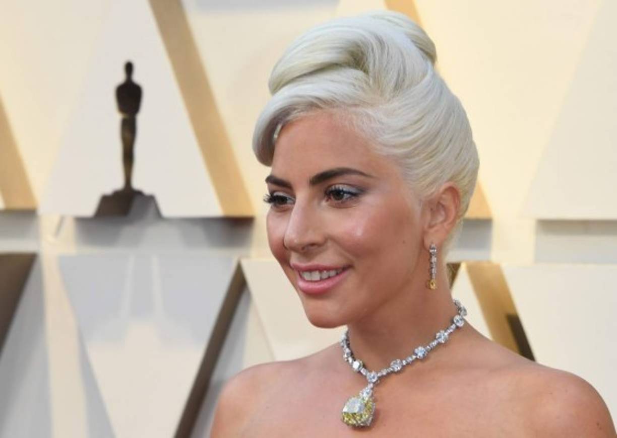 La cantante complementó su look con un collar de Tiffany usado por la misma Audrey Hepburn durante la icónica película Breakfast At Tiffany's.