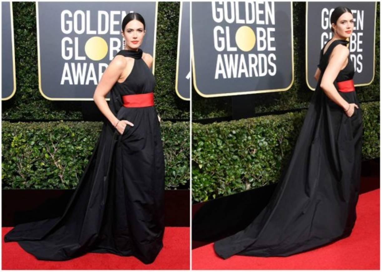 Mandy Moore logró agregar un sutil toque de color a su vestido negro y se combinó perfectamente con sus labios rojos. La actriz de 'This is us' lució clásica y elegante en un vestido de Naeem Khan.