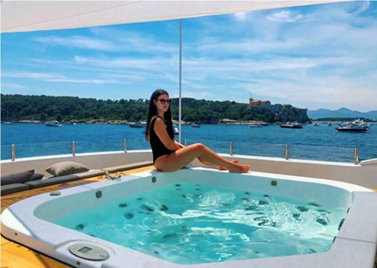 Alicia vive en Funchal en donde estudia la carrera de Gestión Comercial.<br/>