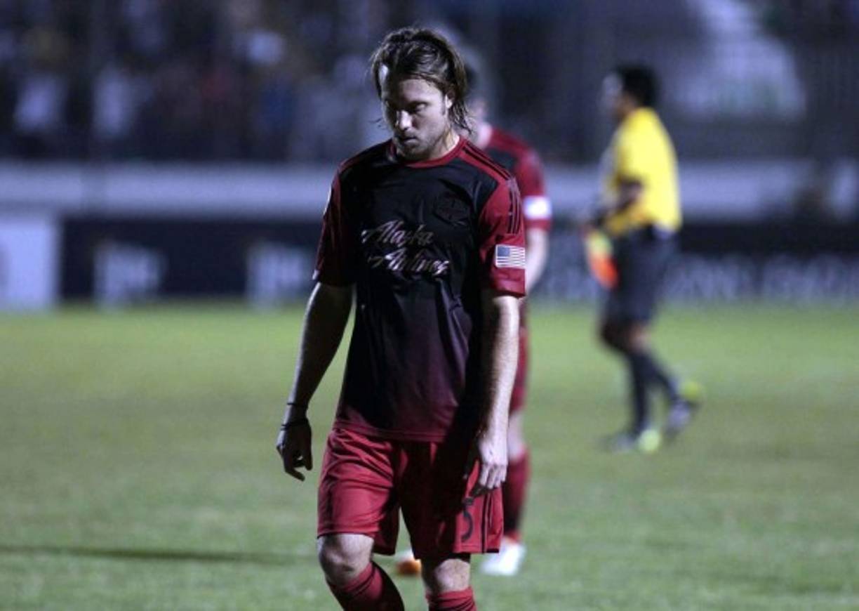 Michael Harrington, defensa del Portland Timbers, salió cabizbajo por la eliminación.