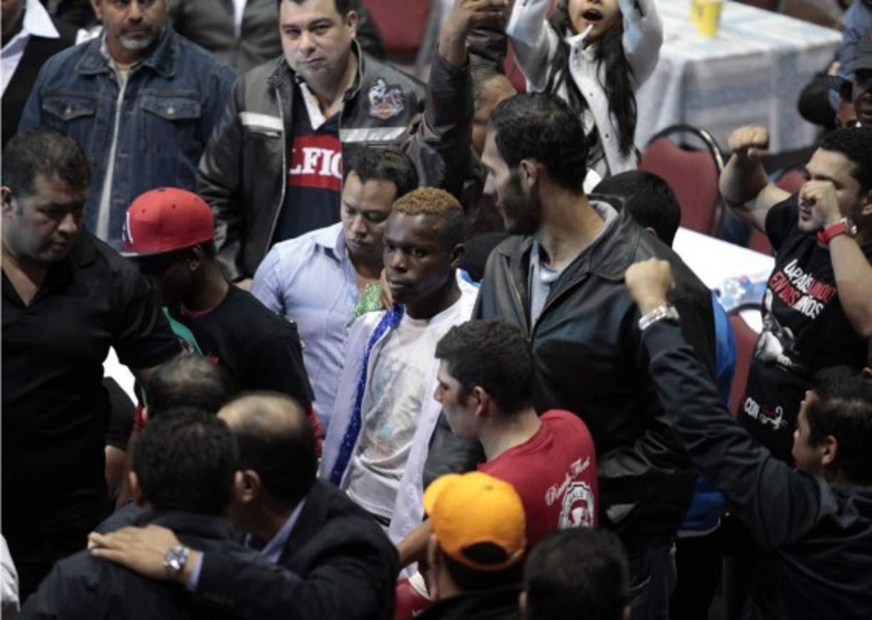 Así fue la entrada de Ruiz al cuadrilátero.