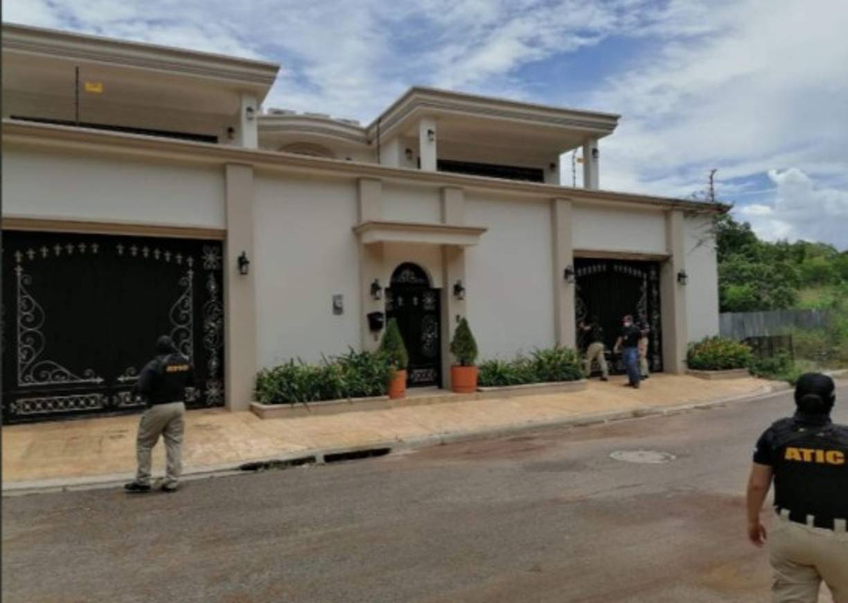 Vallejo es pedido por la Corte del Distrito Sur de Florida (Miami) por cargos de 'conspiración para cometer ofensas relacionadas al lavado de activos, conspiración para distribuir cinco kilogramos o más de una sustancia controlada, con el conocimiento, la intención y causa razonable de creer que dicha sustancia controlada sería importada ilegalmente a EEUU', según las autoridades.