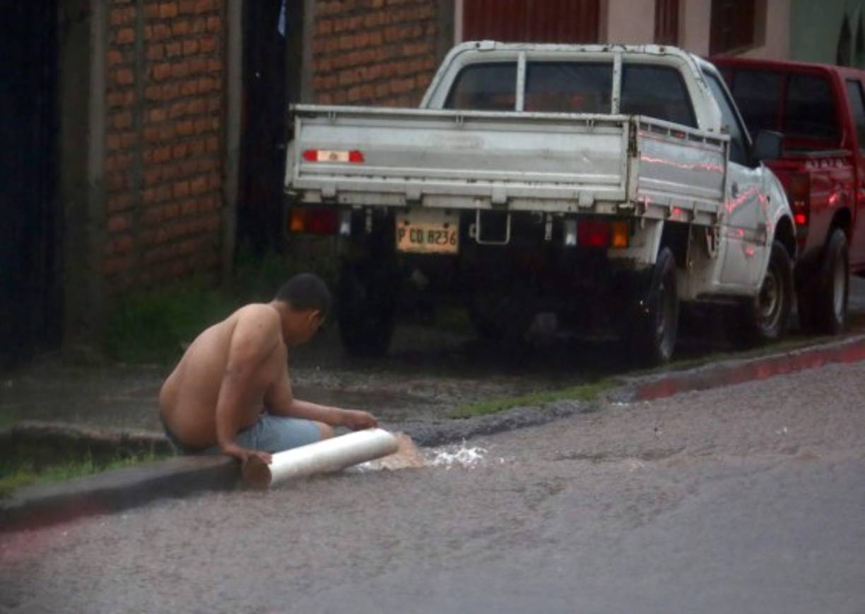 Sectores como el anillo periférico, la colonia 28 de marzo, Villa Olímpica y Nueva Suyapa se vieron afectadas por las precipitaciones que iniciaron la tarde de sábado.