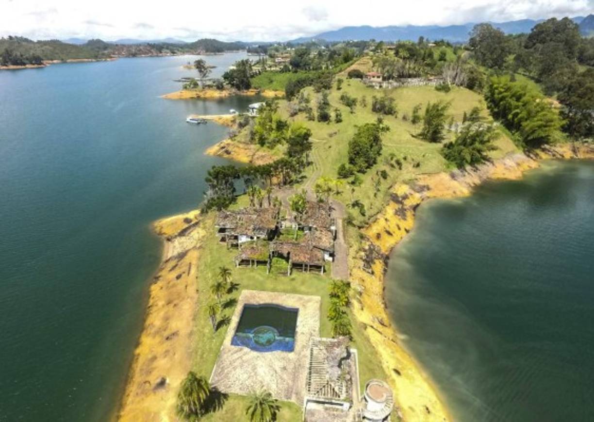 Tras varios años de litigio, el Gobierno de Colombia logró incautar una de las mansiones más lujosas del extinto narcotraficante Pablo Escobar, ubicada en el municipio del El Peñol, Antioquia, y que fue nombrada Manuela, en honor a la hija menor del jefe del cartel de Medellín.