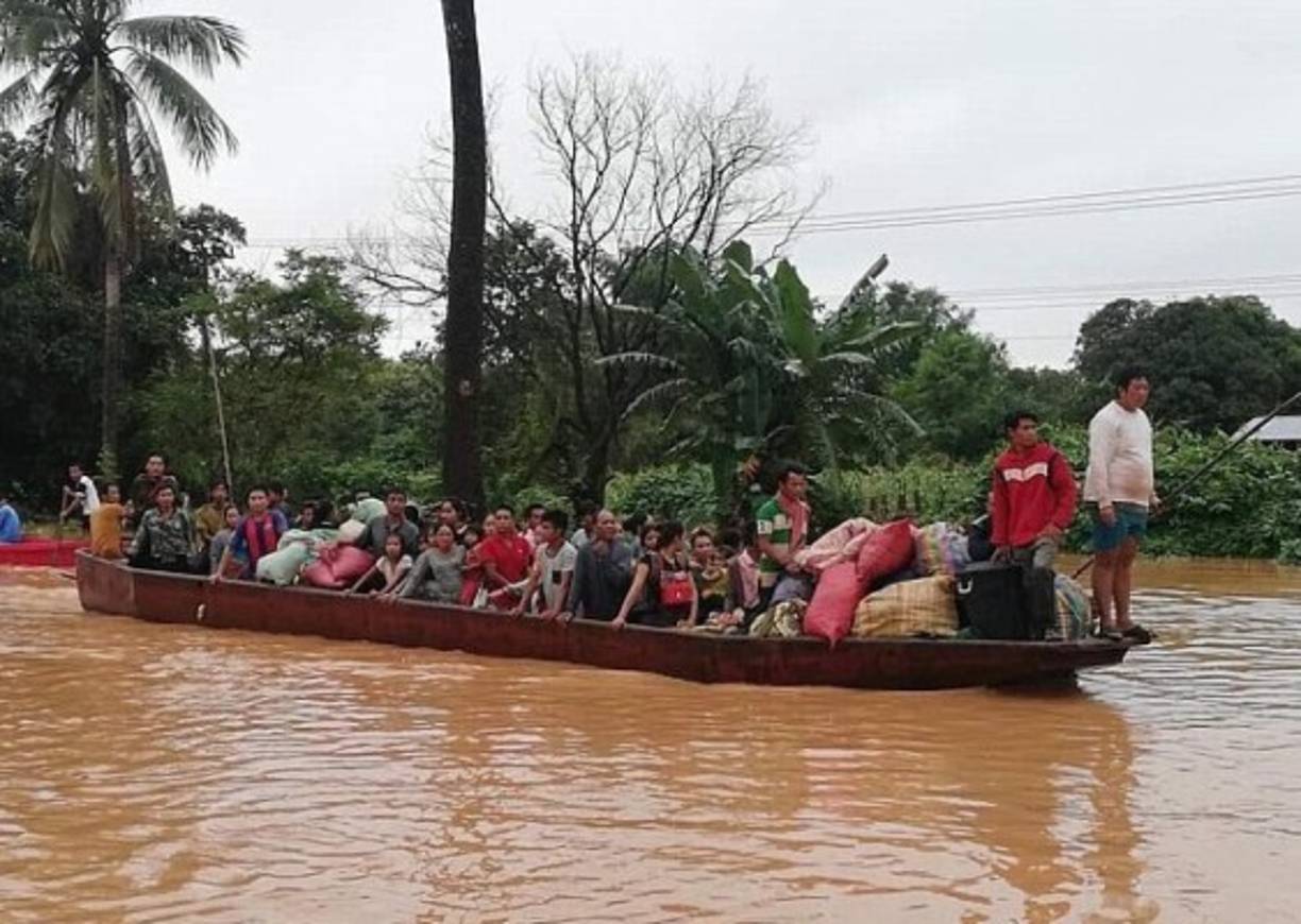 Decenas de personas comenzaron a ser evacuadas en barcazas por los cuerpos de rescate locales.