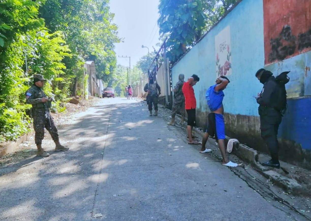 El Salvador cerró 2020 con 1.322 homicidios, un promedio de 20 muertes por cada 100.000 habitantes, menos de los 2.398 registrados en 2019 y la cifra más baja desde el fin de la guerra civil en 1992, según datos oficiales.