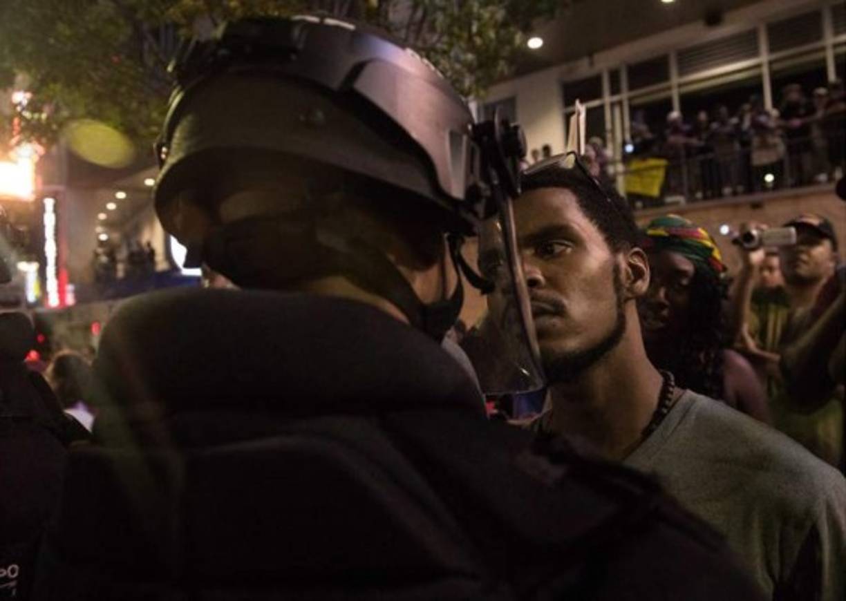 Un manifestante se enfrenta a un policía antidisturbios durante una protesta contra la brutalidad policial en Charlotte, Carolina del Norte, el 21 de septiembre de 2016, luego de que el afroamericano Keith Lamont Scott muriera abatido por la policía.