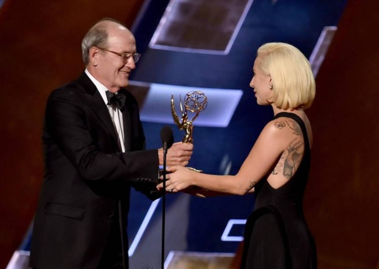 Richard Jenkins recibe el Emmy por mejor actor de una miniserie o película para televisión por Olive Kitteridge.