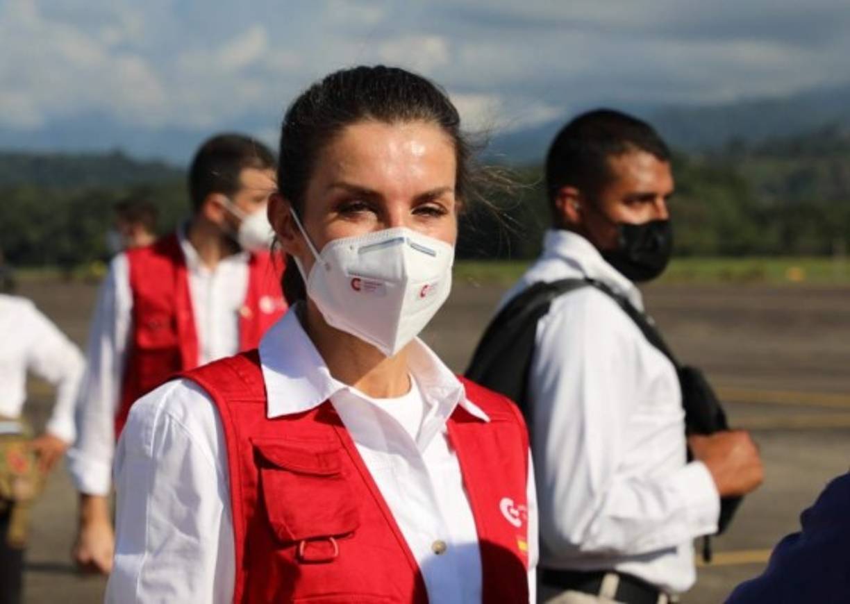 Debido a que el aeropuerto de San Pedro Sula sigue cerrado tras las inundaciones provocadas por los huracanes, el avión de la reina tuvo que aterrizar en La Ceiba y proseguir en automóvil hasta la ciudad industrial donde concentrará su visita de dos días.