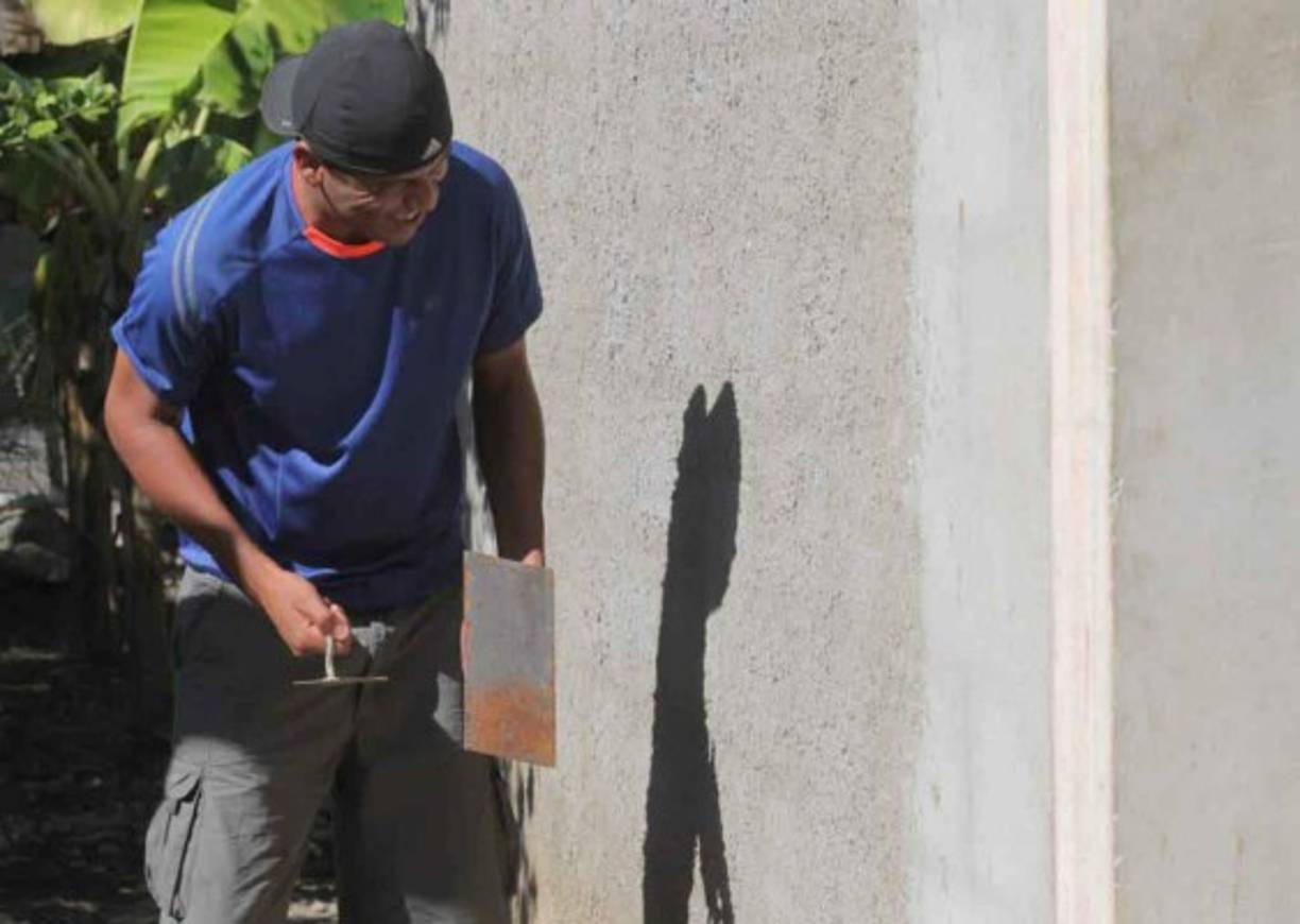 Henry Clark: El futbolista de la Real Sociedad de Tocoa aprendió a trabajar en la albañilería.