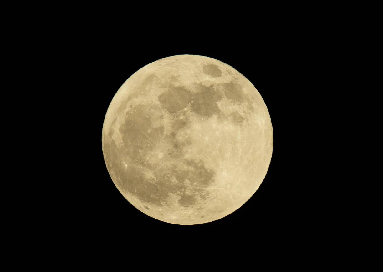 Superluna llena en la previa del eclipse parcial lunar en Santo Domingo (República Dominicana).
