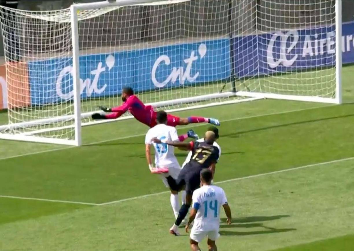 Edrick Menjívar realizó una gran tapada tras un disparo de Enner Valencia en los primeros minutos.