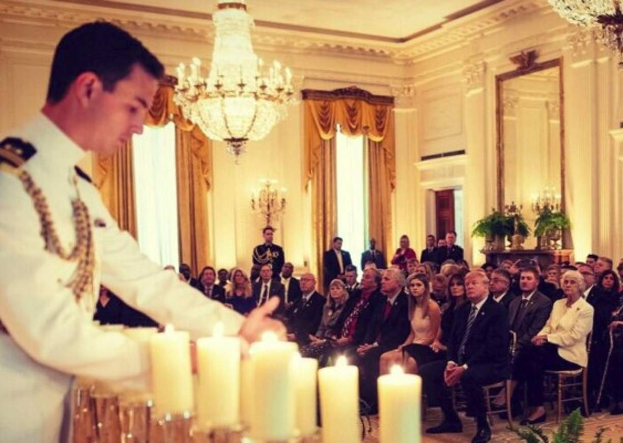 Sin embargo, Melania publicó varias imágenes en su cuenta de Twitter sobre el evento para desmentir las especulaciones de los medios estadounidenses.