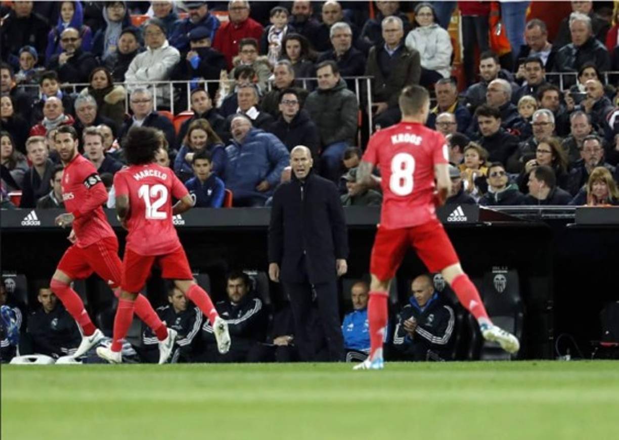 Zinedine Zidane reclamando a sus jugadores durante el partido. Foto Diario As