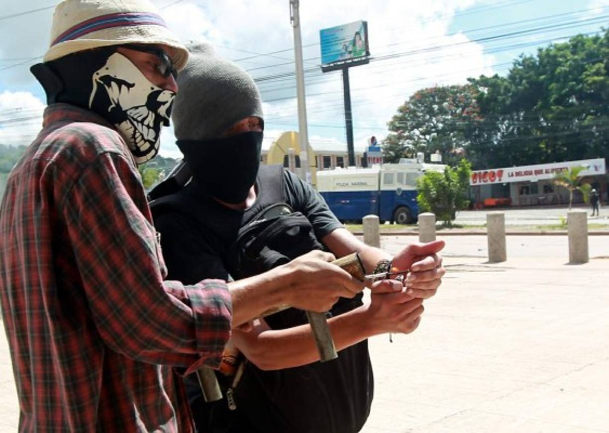 Así encendieroon los manifestantes varias armas de fabricación casera con la que dispararon contra la policía.