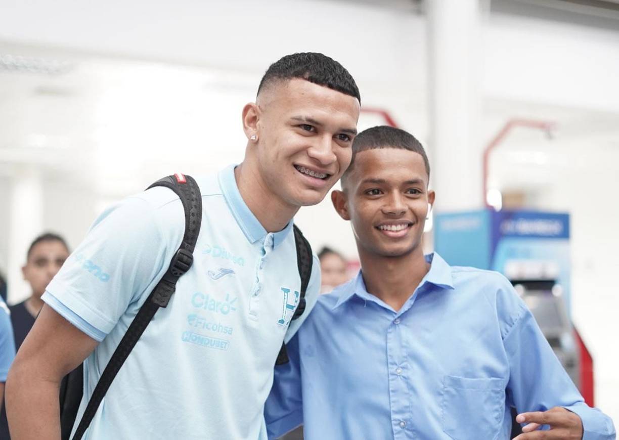 Este joven aficionado catracho aprovechó para fotografiarse con varios seleccionados.