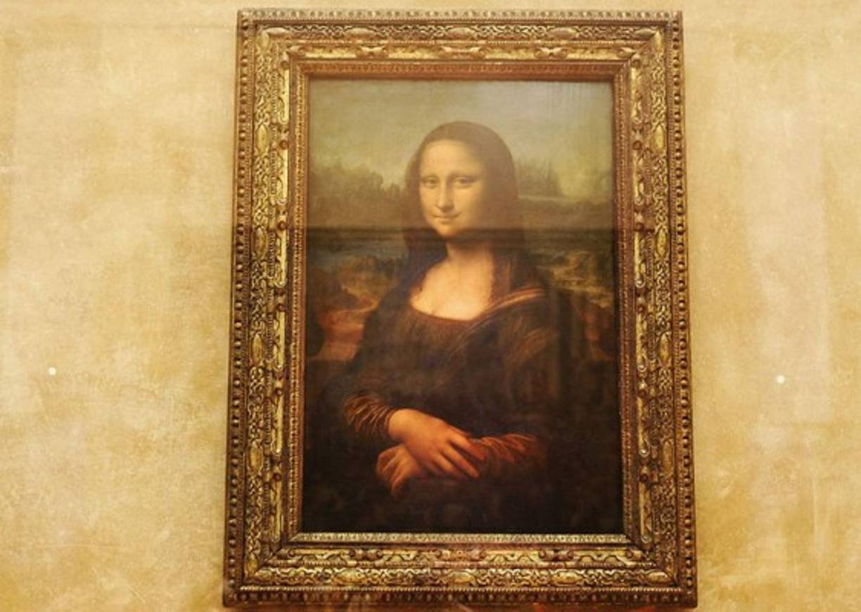Admirar la obra Mona Lisa en el museo del Louvre.