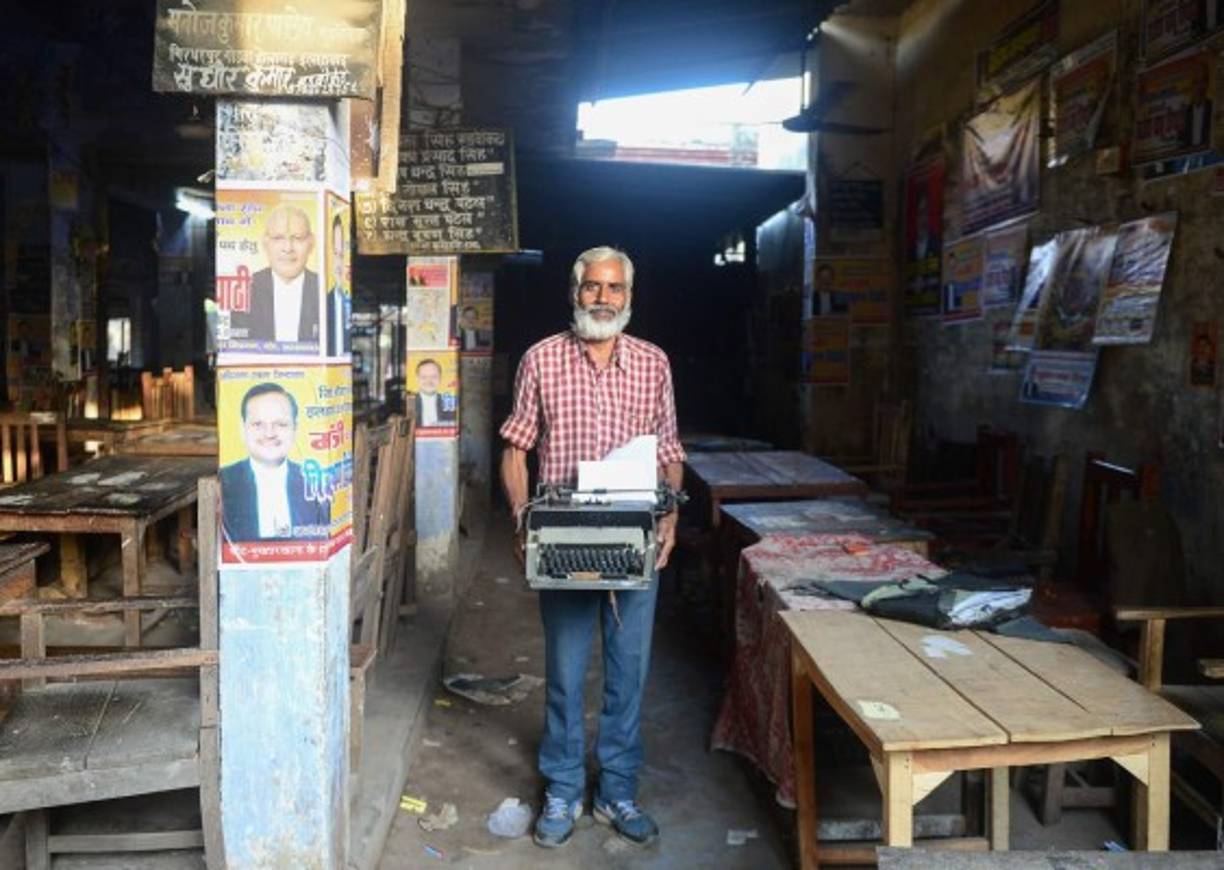 El mecanógrafo indio, Daya Shankar, de 58 años, todavía recibe documentos legales para su transcripción. El oficio de Shankar es otro de los trabajos que amenaza con desaparecer tras la llegada de la era digital a Nueva Delhi.