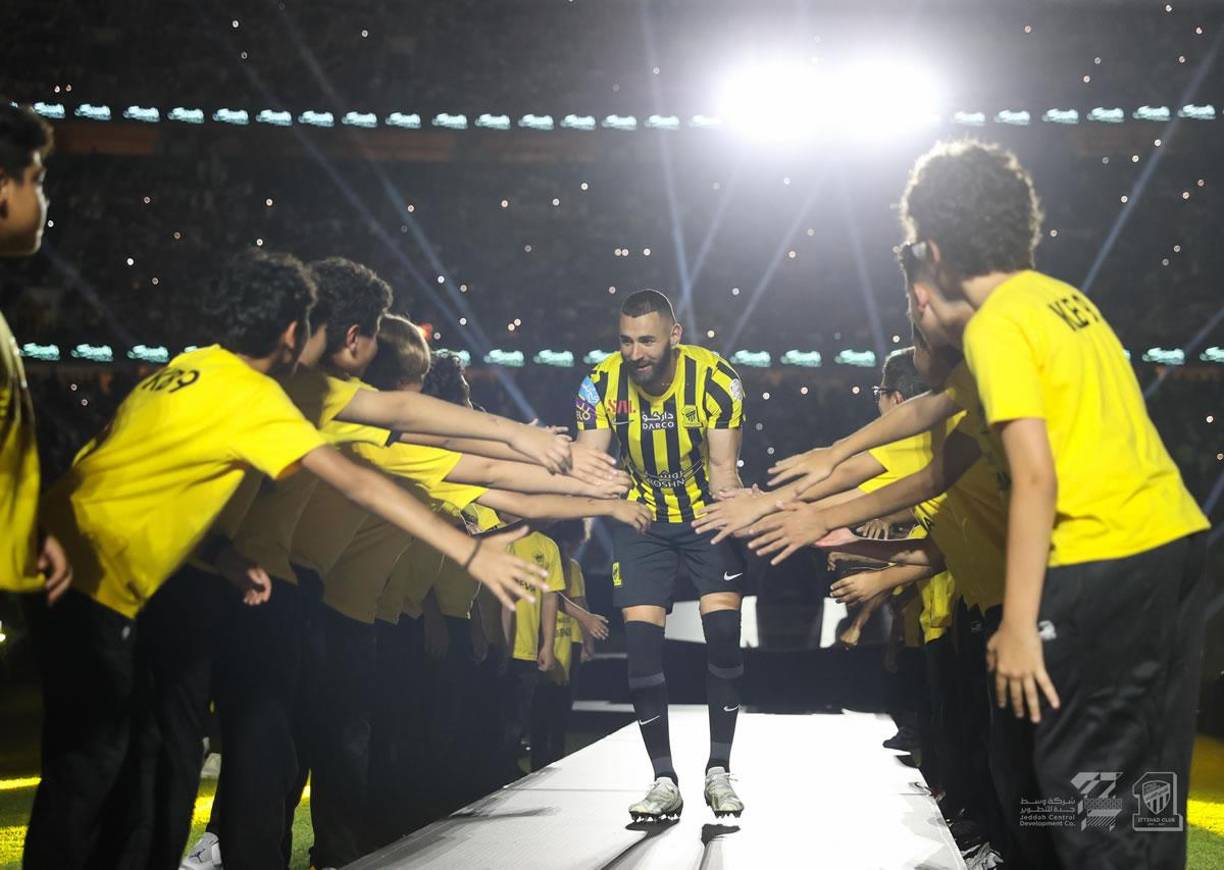 Karim Benzema se dejó querer por los niños aficionados del Al-Ittihad.