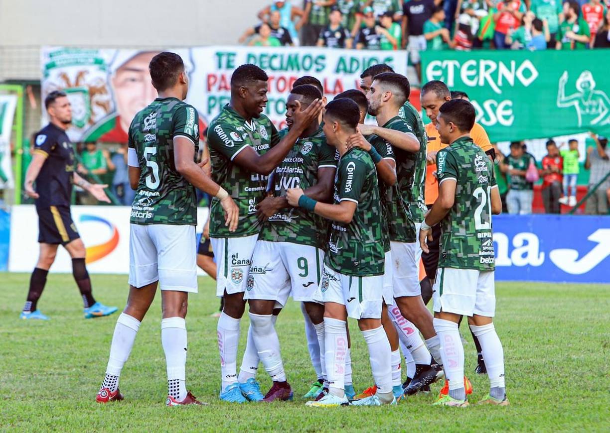 Los jugadores del Marathón felicitando a Clayvin Zúniga tras su gol que significó el 4-0. El delantero verdolaga llegó a 11 tantos en el torneo.