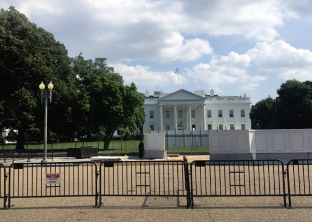 La nueva cerca tiene un costo de 64 millones de dólares y tendrá una longitud de 3,500 pies, rodeando los 18 acres de la Casa Blanca.