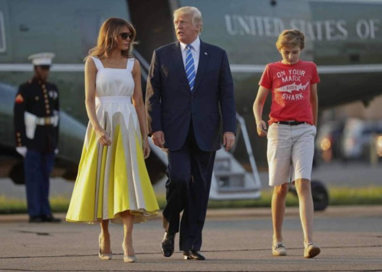 La primera dama estadounidense eligió un vestido en tres tonos- blanco, gris y amarillo- con una falda de gran vuelo, valorado en 2,300 en la tienda online de la firma española.