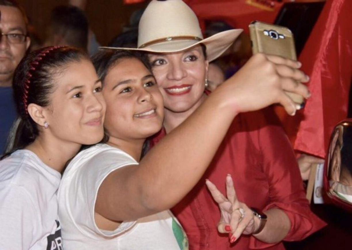 A la precandidata Xiomara Castro estas chicas le pidieron una foto del recuerdo.