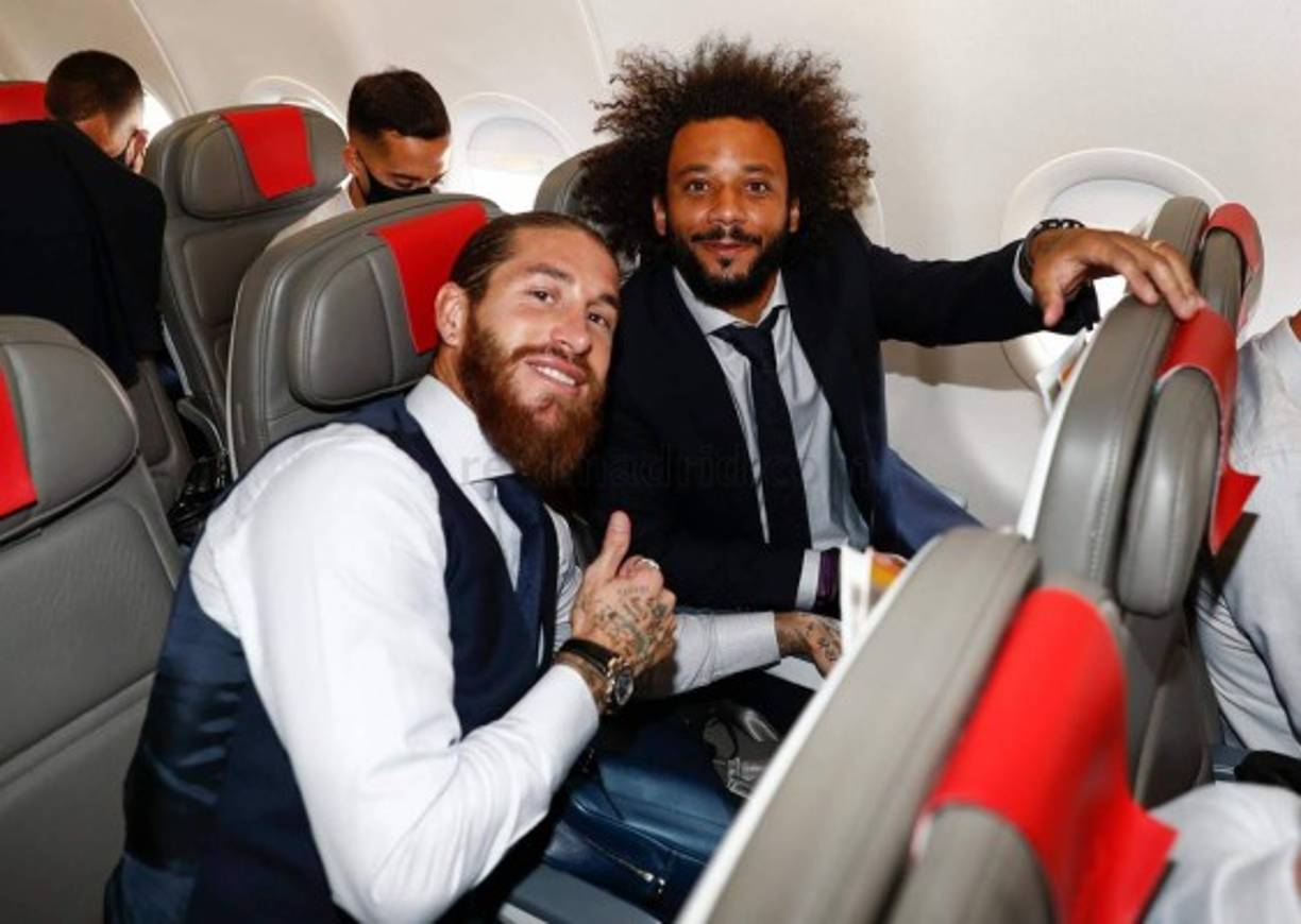 Sergio Ramos, que no podrá jugar el partido tras ser expulsado en el partido de ida, fue uno más en la expedición y voló sentado junto a Marcelo, al que cederá el brazalete de capitán si el brasileño es titular en el Etihad Stadium.