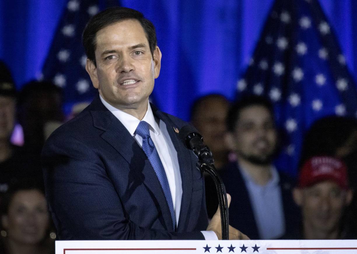 Tras una fulgurante carrera en la que llegó a desafiar a Donald Trump por la nominación republicana a la Casa Blanca en 2016, el senador de origen cubano Marco Rubio será el próximo secretario de Estado, convirtiéndose en el primer hispano al frente de la diplomacia estadounidense. 
