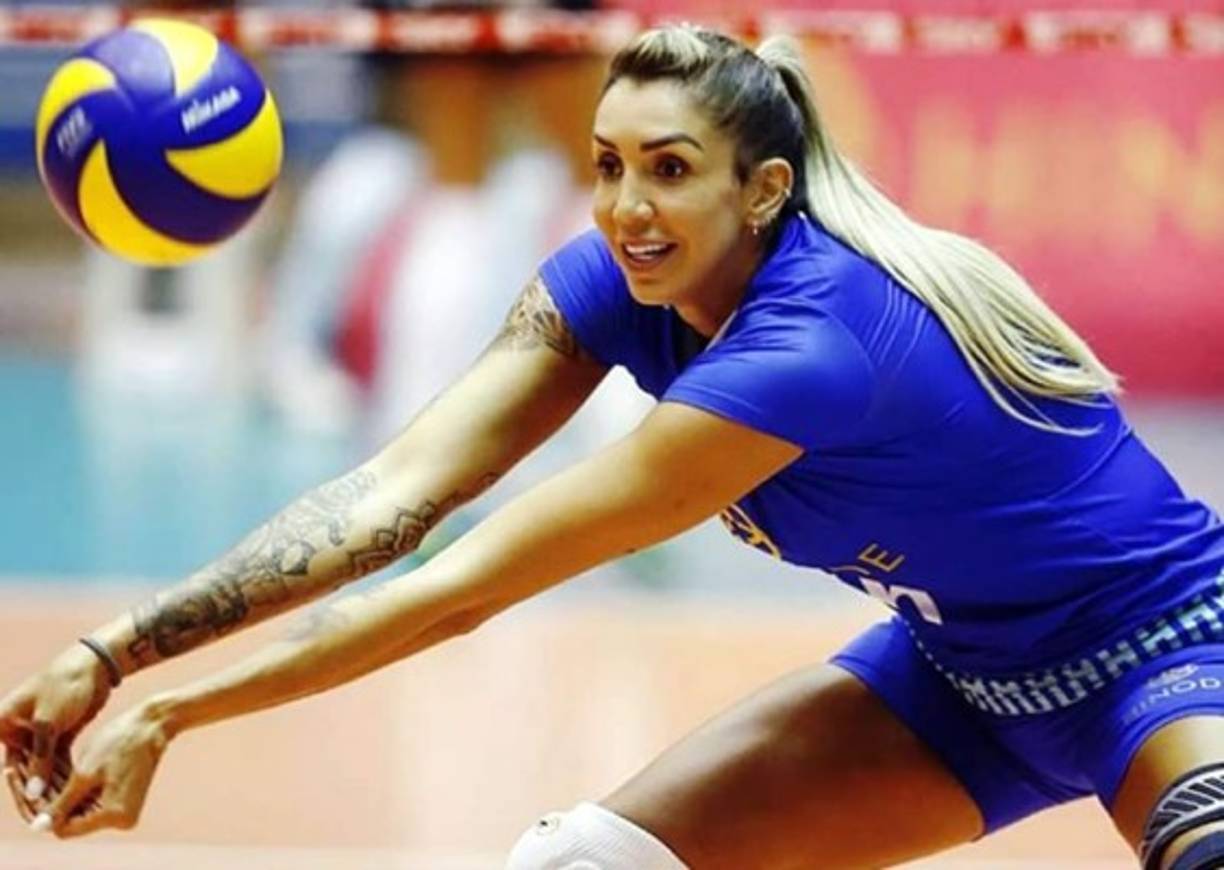 Fue campeona con el equipo Molico Osasco en el Volleyball Women’s Club World Championship en 2012 y bronce en el Mundial de Italia de 2014.