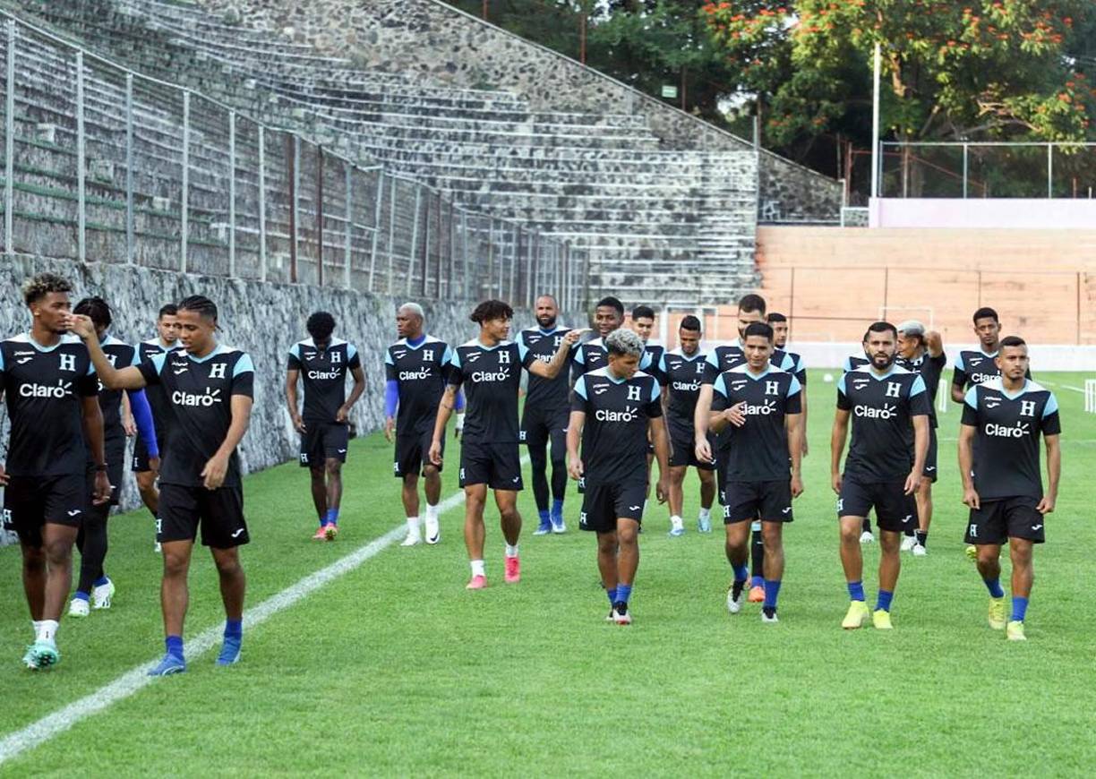 Los jugadores de la Bicolor llegaron al recinto en horas de la tarde, donde la Selección de Honduras preparará la estrategia par medirse ante los mexicanos, rival al que tienen contra las cuerdas.