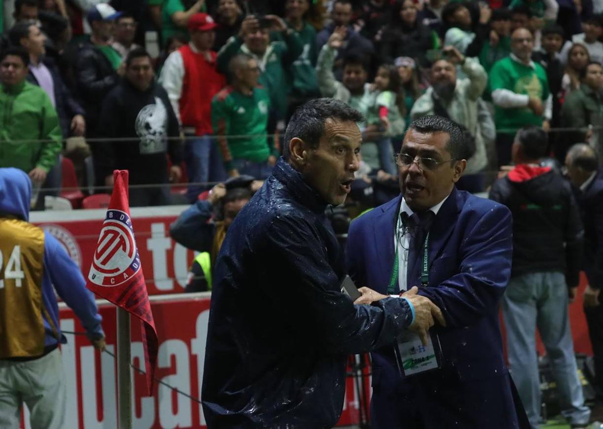 El miembros del cuerpo técnico de la Selección de Honduras se fue del campo bajo el lanzamiento de objetos de los aficionados mexicanos.