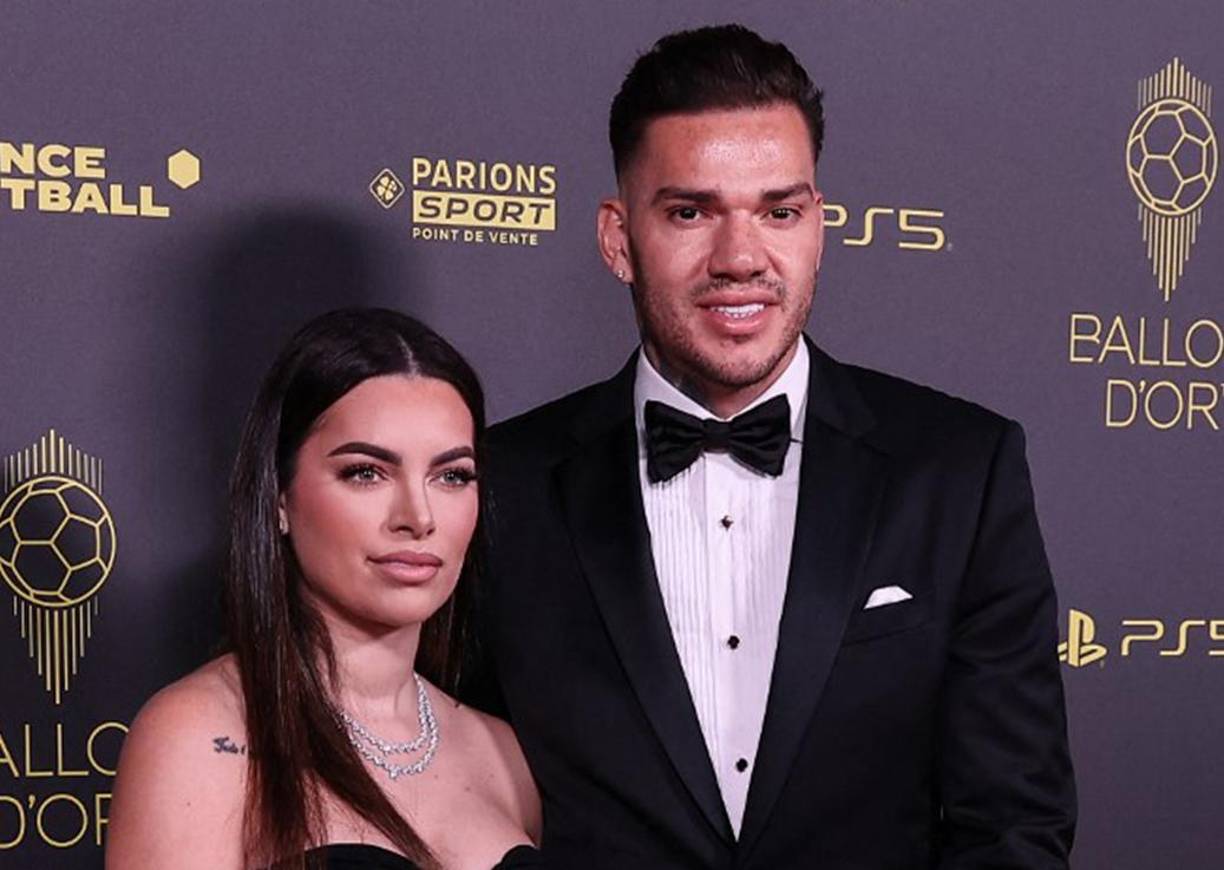 El portero Ederson del Manchester City junto a su esposa en la alfombra roja del Balón de Oro. 