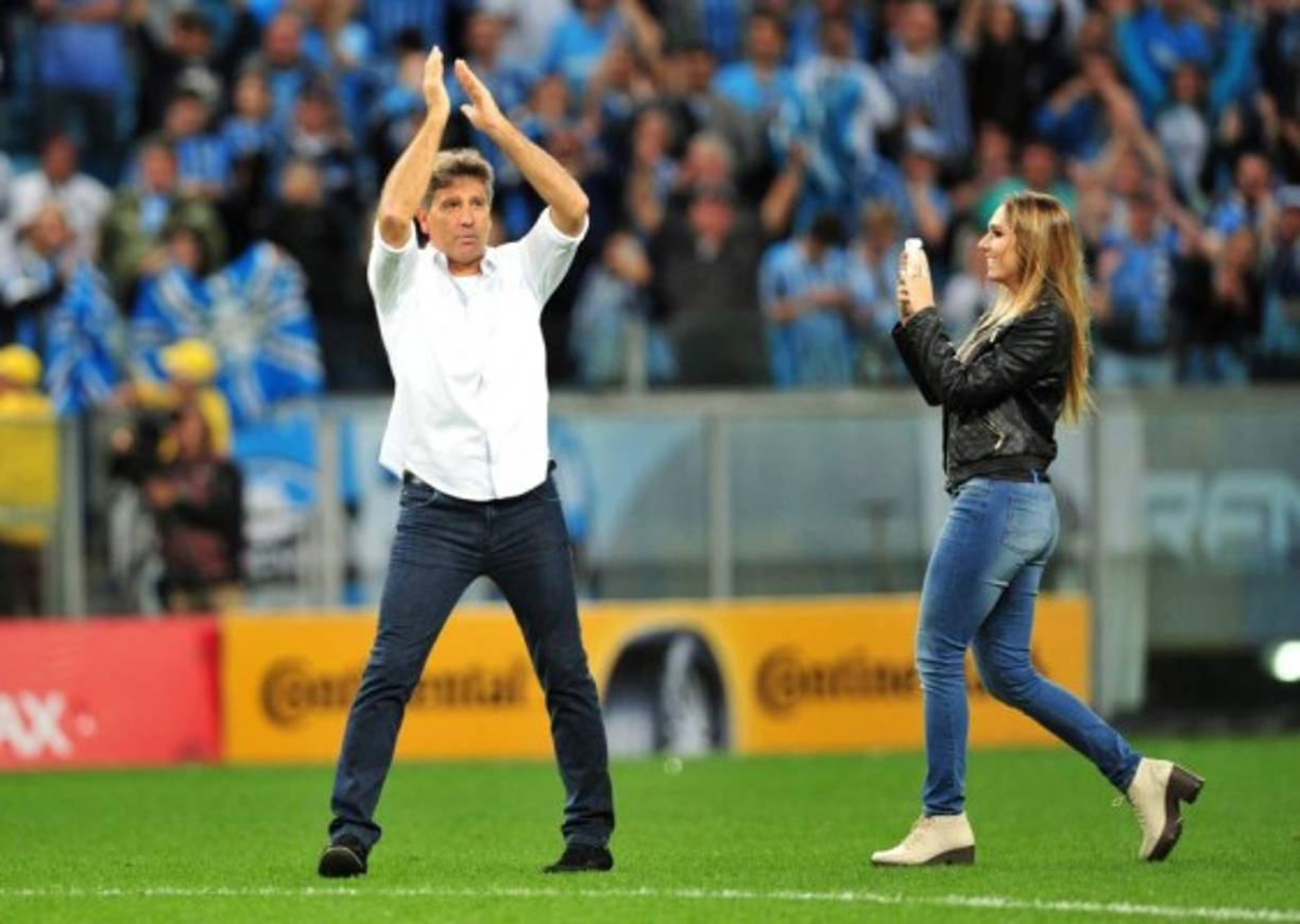 Con 22 años, la joven se sentó en el banquillo de suplentes junto a su padre, Renato Gaúcho, y al resto del equipo para vivir los últimos minutos de la semifinal en la que el Gremio terminó eliminando por 2-0 (resultado global) a Cruzeiro.