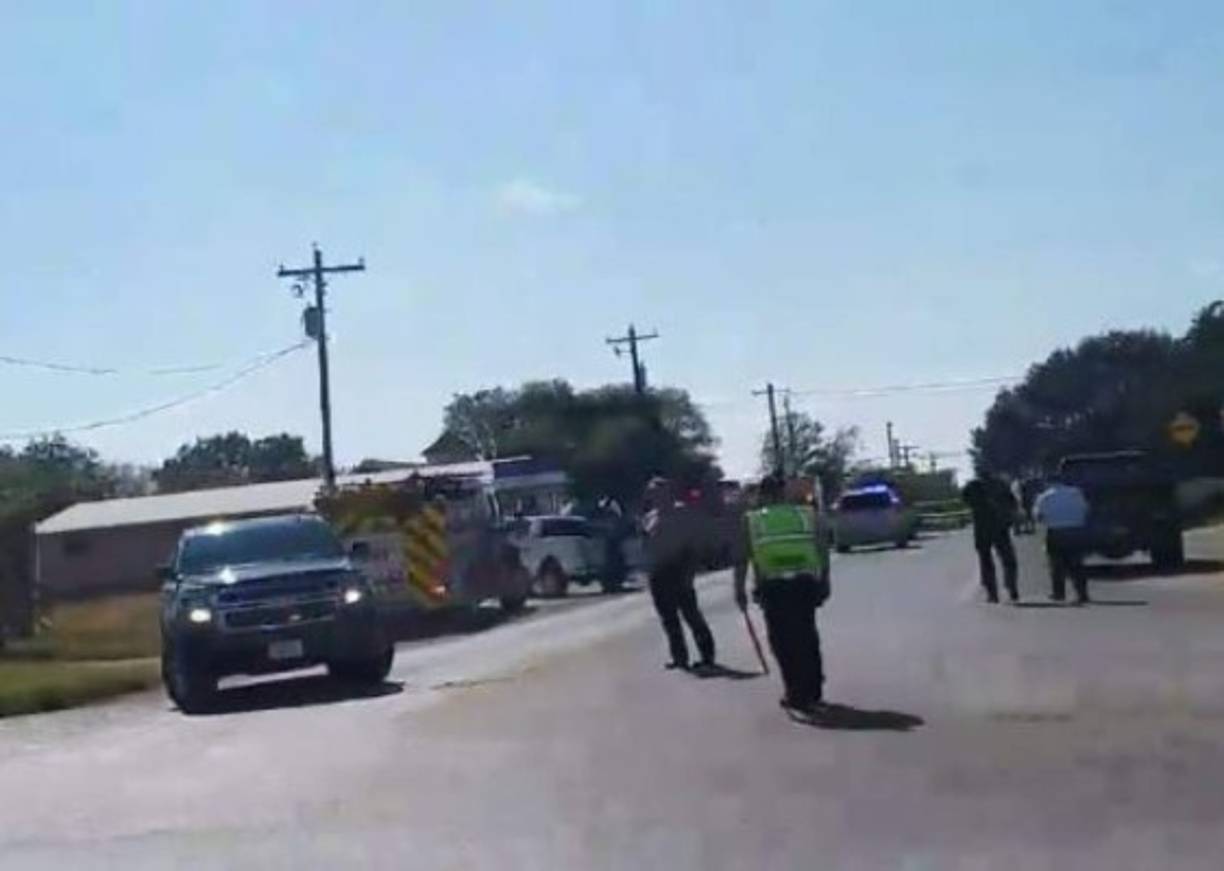 Una mujer que dijo que trabaja en una estación de servicio al otro lado de la calle de la iglesia le dijo a ABC News que escuchó disparos alrededor de las 11:15 a.m.<br/><br/>Los congregantes huyeron de la iglesia y corrieron a la estación buscando un refugio, dijo.