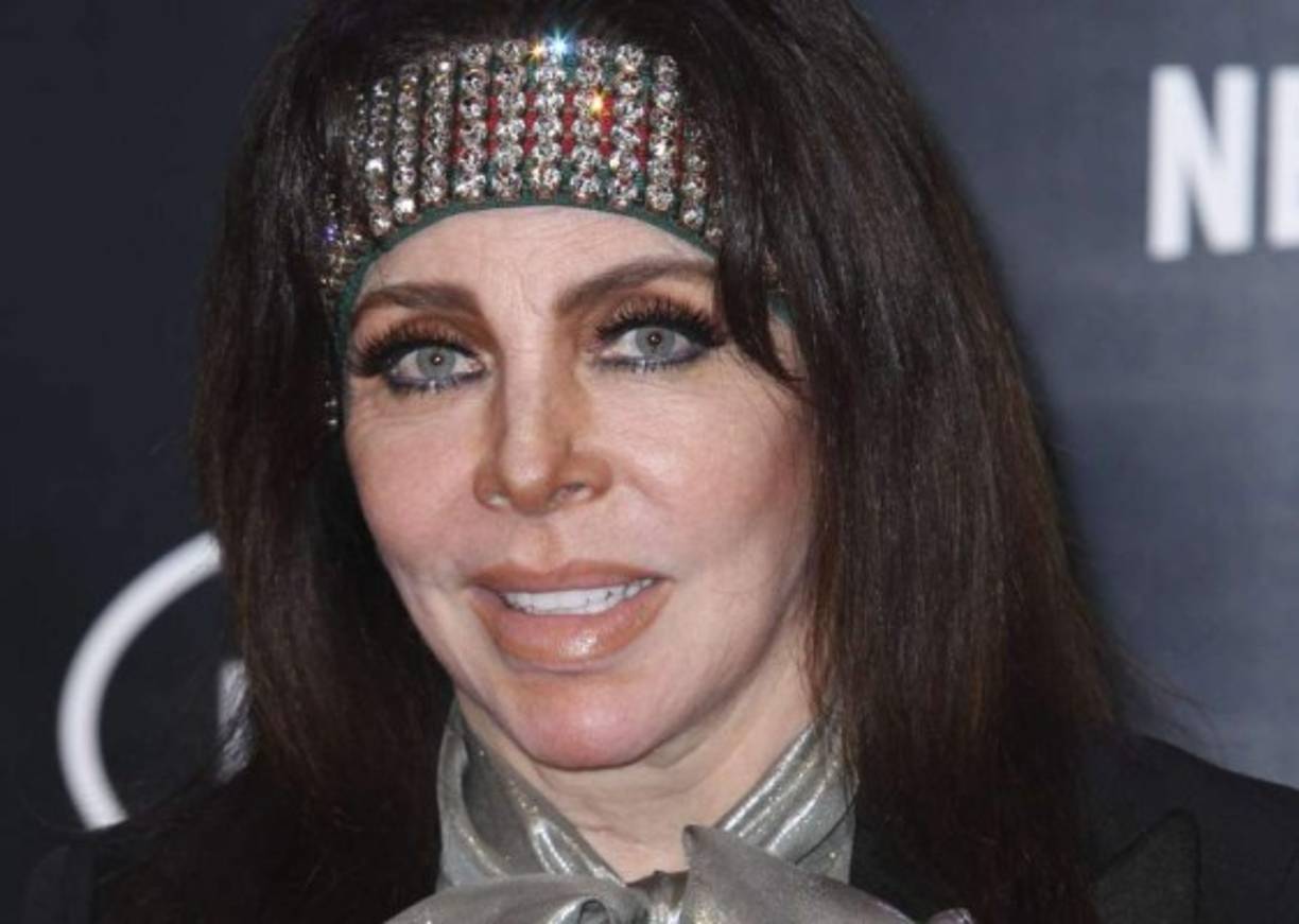 Verónica compartió un video de su hijo Cristian Castro cantando el tema 'Alguna vez', y solo subió un fragmento cuya letra dice: 'Fue su alma mi salvación, fue su entrega mi delirio, su vientre mi camino, su piel mi adoración. Tal vez la encuentre alguna vez bajo el cielo junto al mar, será la estrella que se fue para no volver jamás. Tal vez la tuve que perder para así poder soñar con el pasado en que la amé y que nunca morirá. Y que nunca morirá…'