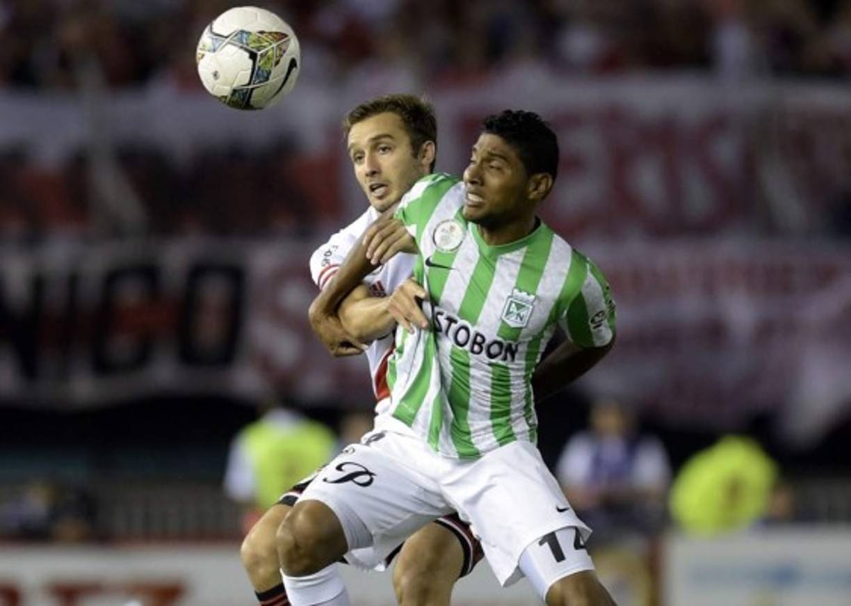 Farid Díaz protege el balón ante la presión de Germán Pezzella.