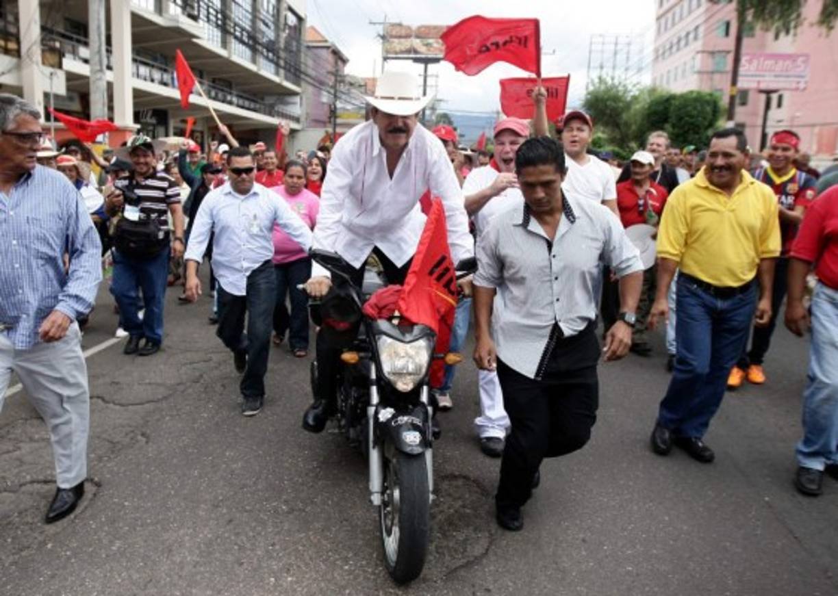 Como líder de Libre ha participado en manifestaciones fiel a su estilo.