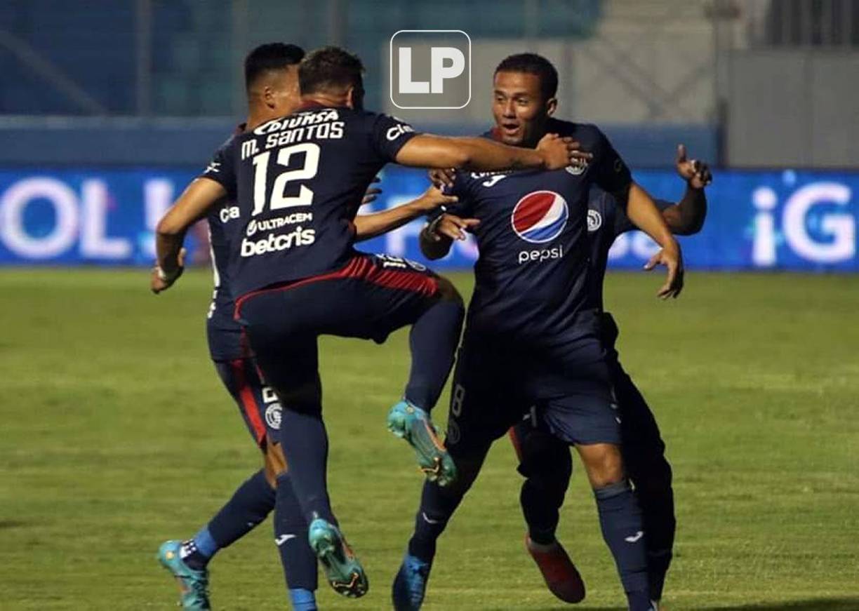 La emotiva celebración de Walter Martínez. ‘El Colocho‘ volvió a jugar al fútbol 7 meses después en el estadio Nacional Chelato Uclés y lo hizo marcando un gol y no pudo contener las lágrimas de felicidad.