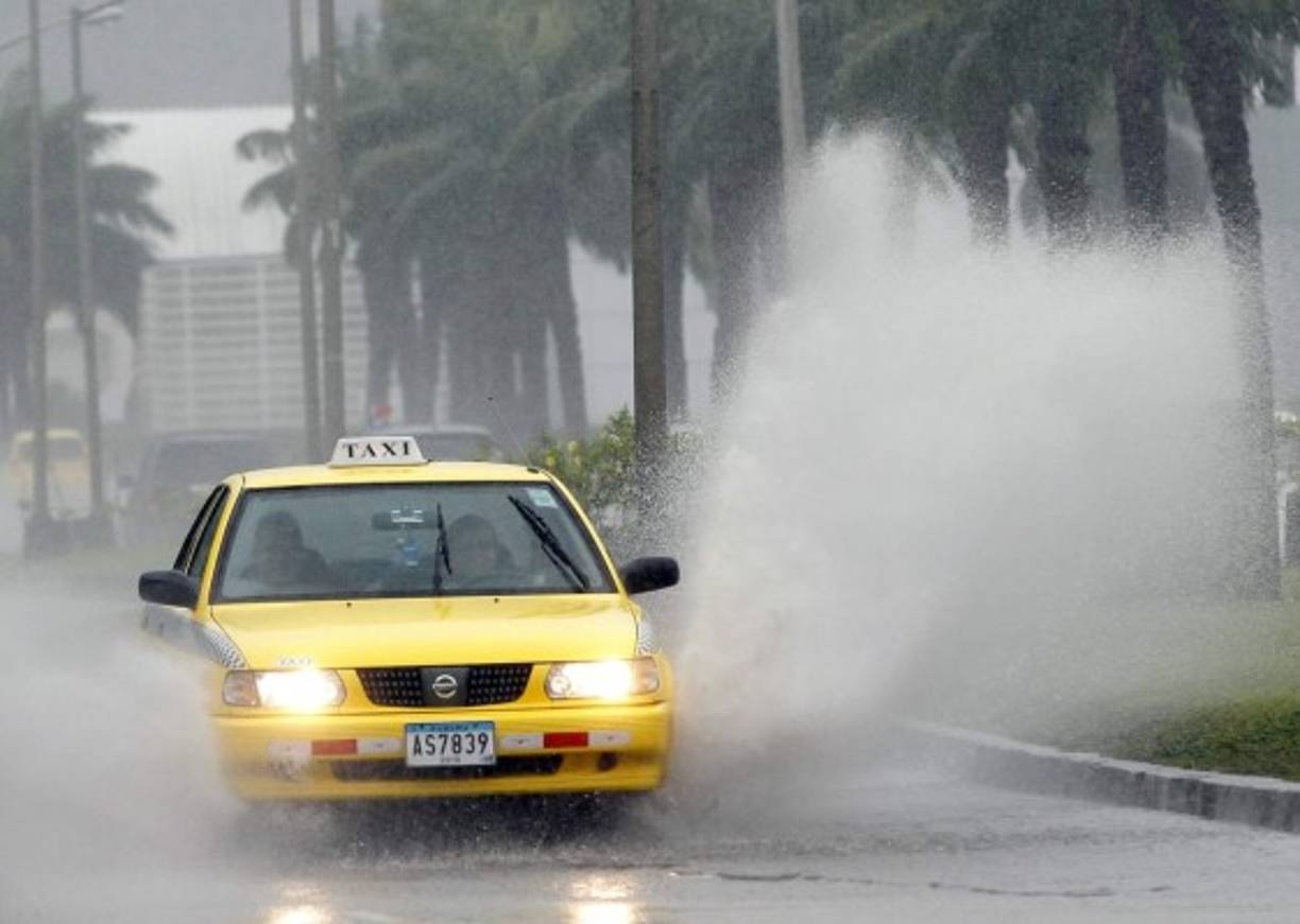 Debido a las fuertes y constantes lluvias, el Centro de Operaciones de Emergencia del Sinaproc decretó este martes alerta para todo el país, pues se espera fuertes lluvias que afectarían al oeste y centro de Panamá.