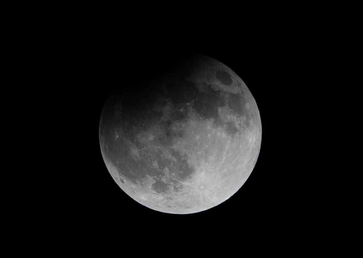 Fotografía de la luna llena durante el eclipse parcial lunar en Santo Domingo (República Dominicana).