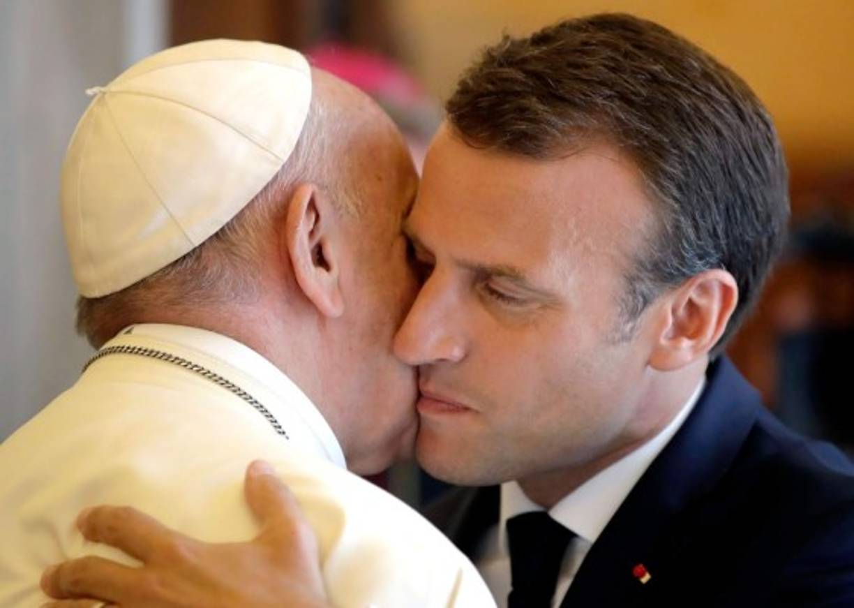 Macron se mostró muy conmovido durante su primera visita al Vaticano.