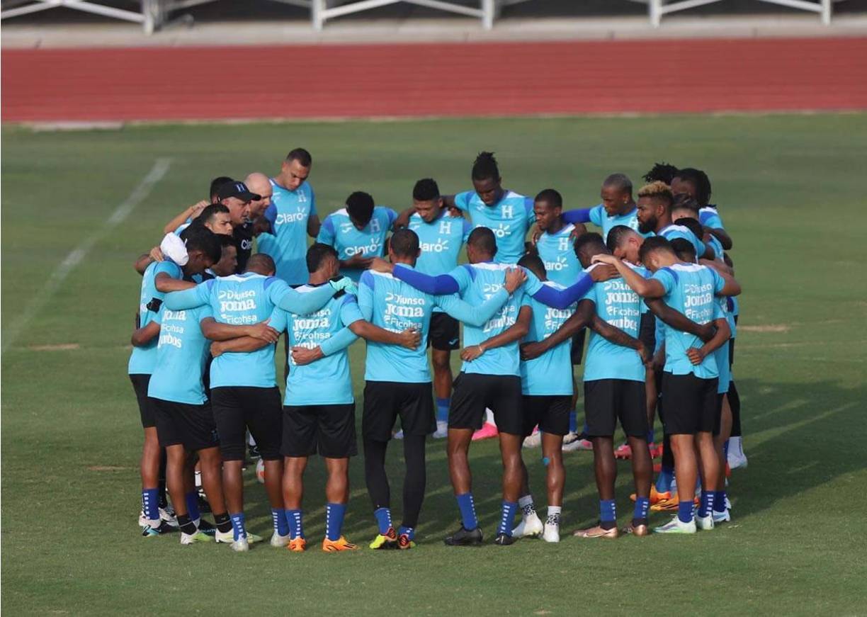 Los seleccionados catrachos realizaron una oración antes de empezar la práctica.