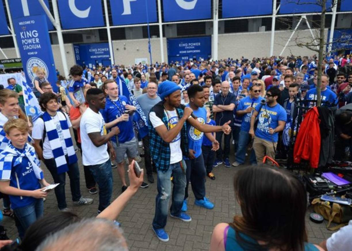 En las afueras del King Power la fiesta comenzó desde mucho antes del partido contra el Everton.