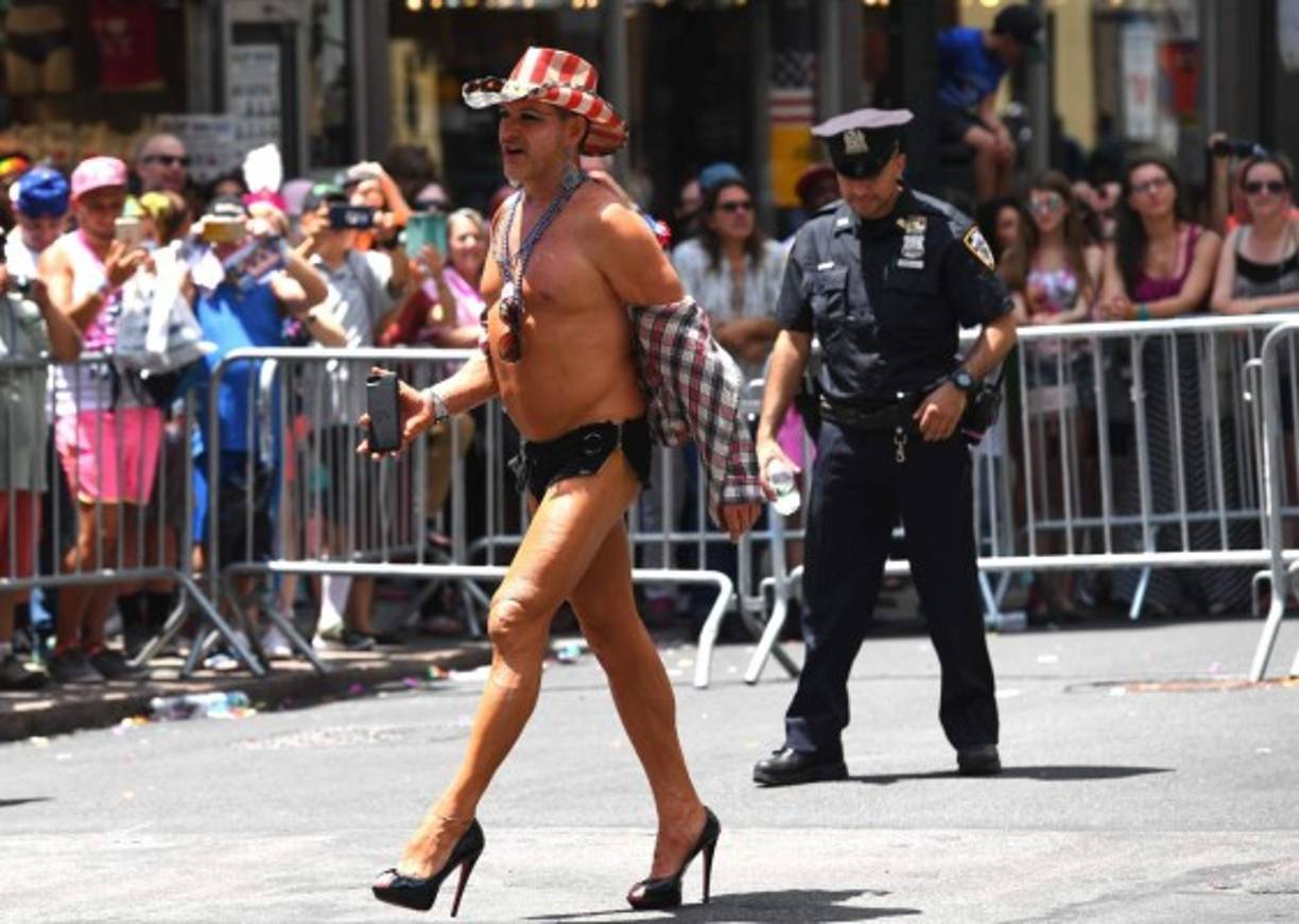 Parade-goers make their way down 5th Avenue during the NYC Pride March on June 25, 2017. <br/>The NYC Pride March celebrates its 48th annual parade . / AFP PHOTO / TIMOTHY A. CLARY