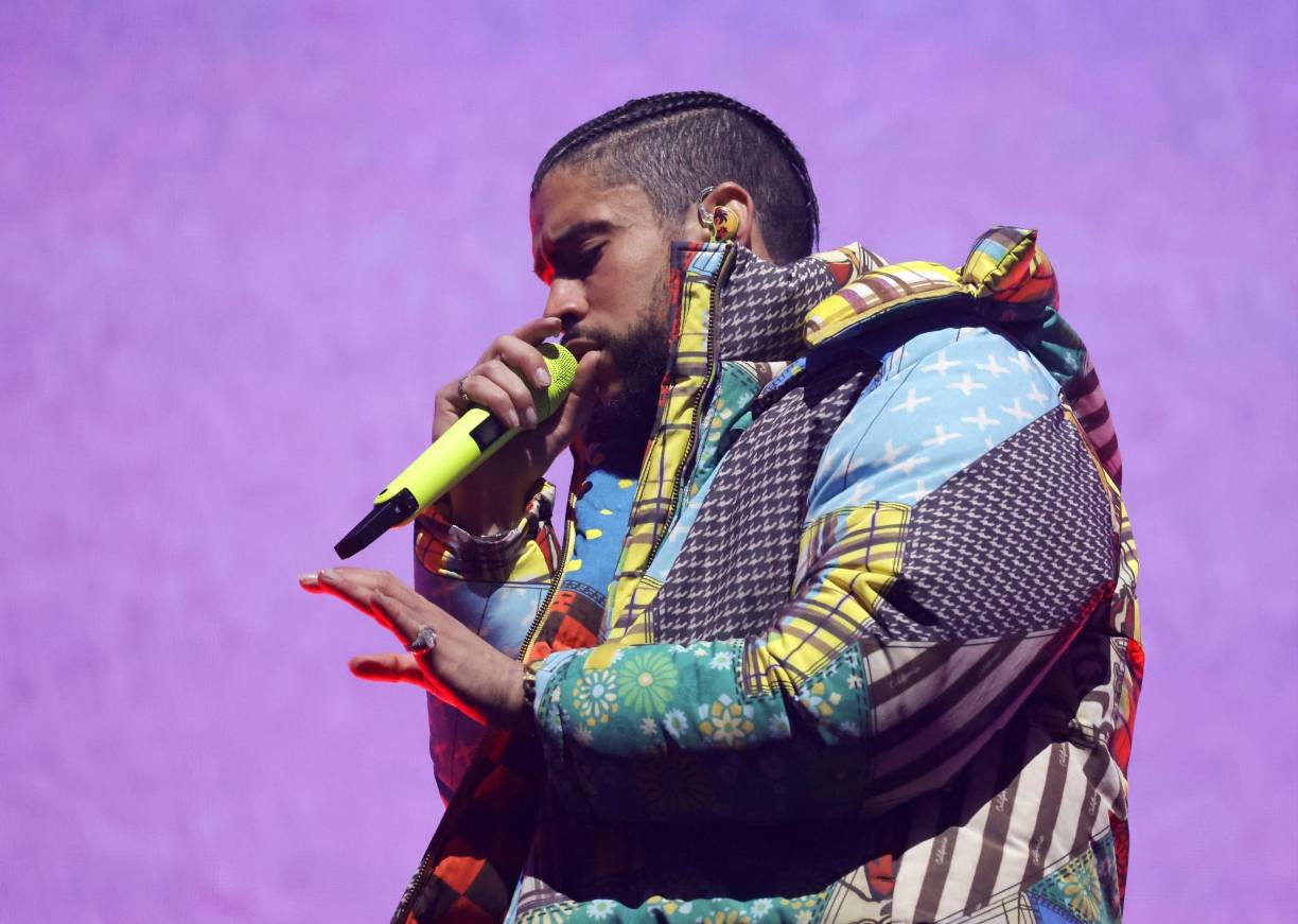 Durante su actuación, el puertorriqueño también honró a quienes abrieron las puertas de los ritmos caribeños en Estados Unidos con un homenaje a sus raíces en el que se mencionó a Héctor Lavoe, Tito Puente y Celia Cruz, así como a reguetoneros pioneros como Daddy Yankee y Tego Calderón, entre otros.