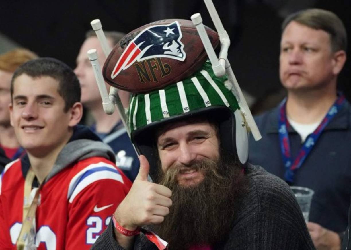 Un aficionado de los Patriots con un balón en la cabeza.