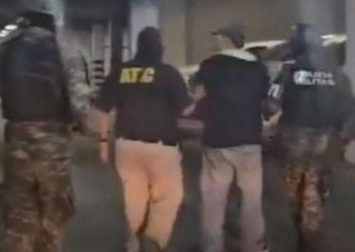 De acuerdo con las indagaciones, las víctimas estuvieron en la casa que fue intervenida, con la intención de comercializar 10 teléfonos móviles de alta gama; no obstante, fueron asesinadas y sus cuerpos trasladados para ser abandonados dentro del vehículo perteneciente a una de ellas. 