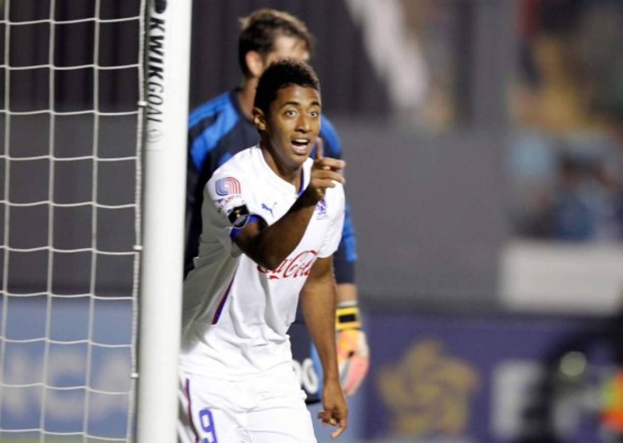 Secuencia de la celebración del 'Choco' Lozano tras marcar el 2-0 del Olimpia.